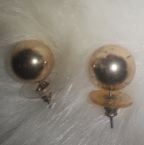 Gold tone earrings - Picture 1 of 2